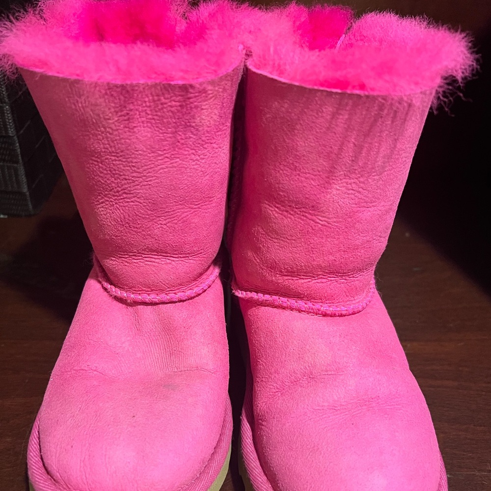 Girls Kids Ugg Boots with fur inside and Bow design on back.